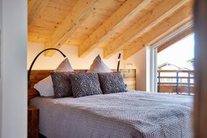 sypialnia z łóżkiem i dużym oknem w obiekcie Chalet Sunshine w Garmisch Partenkirchen