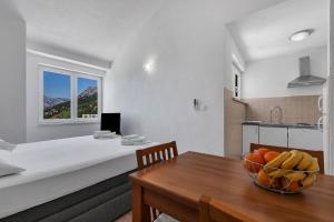 Kuchyň nebo kuchyňský kout v ubytování Apartments Marin + 37 fotografií
