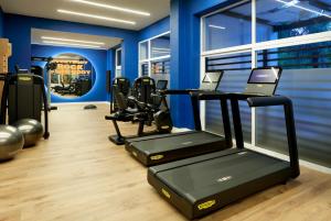 Posilňovňa alebo fitness centrum v ubytovaní Hard Rock Hotel Marbella - Puerto Banús