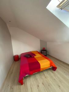 Posteľ alebo postele v izbe v ubytovaní city loft parking privé gratuit