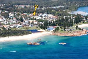 Una vista aérea de una playa con un resort. en Beach Shack SWR - Bring your own linen, en South West Rocks