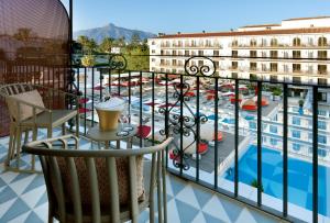Bazén v ubytovaní Hard Rock Hotel Marbella - Puerto Banús alebo v jeho blízkosti