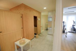 Cette chambre est dotée d'un mur en bois et d'une table avec une bougie. dans l'établissement Green Business Hotel am Mühlengrund Graz, à Graz