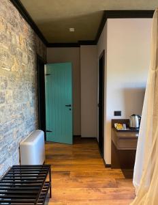 een kamer met een groene deur en een keuken bij Helga's Guesthouse in Lin