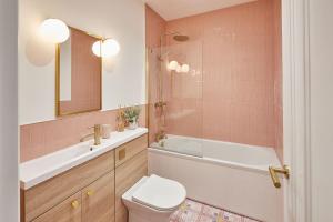 e bagno con servizi igienici, vasca e lavandino. di Host & Stay - Parkside Villa a Harrogate