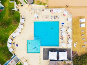 Bazén v ubytování Vila Baleira Suites nebo v jeho okolí