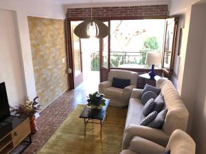 A seating area at APARTAMENTO KORINTO