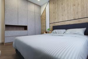 Schlafzimmer mit einem großen weißen Bett in der Unterkunft Residensi Lili by James NEARBY KILA, KILA 2, PUTRAJAYA, CYBERJAYA in Nilai