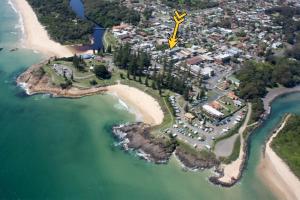 een luchtzicht op een resort in de buurt van het strand bij Jubilee Apartment 04 - Bring your own linen in South West Rocks