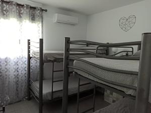 een groep stapelbedden in een kamer met een raam bij Angkor Wat Village in Puerto Real +50 foto's