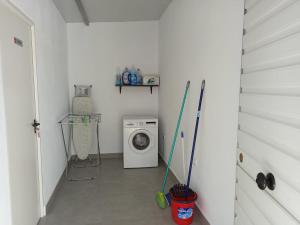 een wasruimte met een wasmachine en een dweil bij Angkor Wat Village in Puerto Real