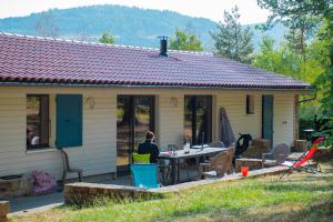 O vedere generală la munți sau o vedere la munte luată de la această casă de vacanță