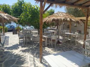 Restaurace v ubytování Kantouni Guest House by the sea