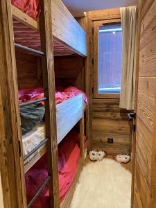 a room with two bunk beds and a window at les jardins de val in Val-d'Isère
