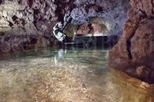 Senhora do Rosário的住宿－Zef's chalet，前面有一个水池的洞穴
