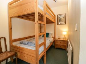 een stapelbed in een kamer met een stapelbed in een kamer bij Ty Twmp Tump Cottage in Brecon