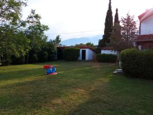 Vonkajšia záhrada v ubytovaní Private two-floor holiday house in Leptokaria
