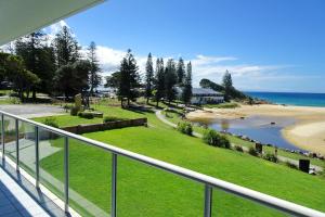 balcón con vistas a la playa y al océano en Ocean Shores Apartment 14 - Bring your own linen., en South West Rocks