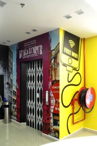 een winkel met een brandkraan op de muur bij YY48 Hotel 2 Mins Walk From Masjid Jamek LRT Station in Kuala Lumpur