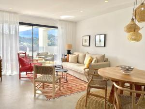 - un salon avec un canapé, des chaises et une table dans l'établissement Penthouse in exclusive resort, à Estepona