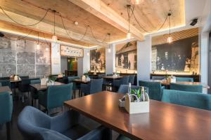 Brovar 16 في بيشتنا: غرفة طعام مع طاولات وكراسي زرقاء