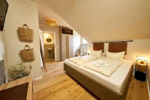 sypialnia z dużym łóżkiem z białą pościelą w obiekcie Landhaus Wehlener Klosterberg w mieście Bernkastel-Kues