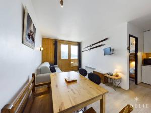 een woonkamer met een tafel en een bank bij Appartement Montvalezan-La Rosière, 2 pièces, 5 personnes - FR-1-398-567 in La Rosière