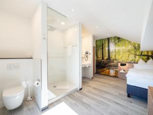 ein Bad mit Dusche und ein Bett in einem Zimmer in der Unterkunft Gasthof Wisonbrona in Sankt Vith