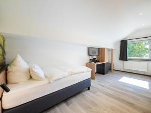 ein Wohnzimmer mit einem Sofa und einem Fenster in der Unterkunft Gasthof Wisonbrona in Sankt Vith