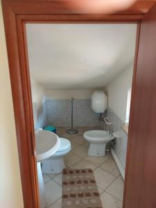 bagno con servizi igienici e lavandino di Camere A Chiazza Realmonte a Realmonte