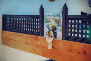een speelgoedkonijn op een houten hek bij ALiCe Au PaYs dEs MerVeiLLeS in Maintenon