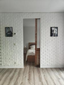 Pokój z białą ceglaną ścianą i sypialnią w obiekcie Le Manhattan 3*, Lumineux , calme vue sur le lac w mieście Bruges