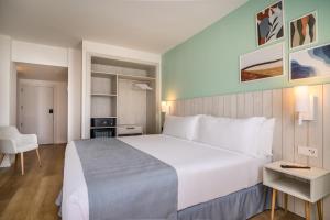 Postel nebo postele na pokoji v ubytování Barceló Ponent Beach