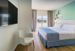 Postel nebo postele na pokoji v ubytování Barceló Ponent Beach