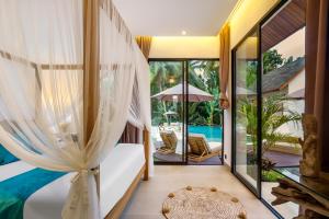 烏布的住宿－Villa Crystal Lagoon by Bali Superhost，一间卧室配有一张床,享有游泳池的景色