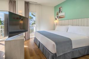 Postel nebo postele na pokoji v ubytování Barceló Ponent Beach