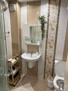 een badkamer met een wastafel en een toilet bij Sweety in Sliven