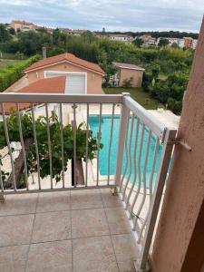 Bazén v ubytovaní Lovely 3 Bedroom Apartment In Quiet Area w/ Pool alebo v jeho blízkosti
