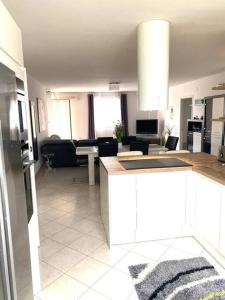 Kuchyňa alebo kuchynka v ubytovaní Lovely 3 Bedroom Apartment In Quiet Area w/ Pool