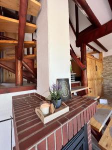 Zimmer mit Holzdecken und einem Tisch mit Pflanze in der Unterkunft Ferienhaus Odenwald in Michelstadt