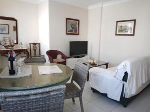 a living room with a dining table and a bed at Apartamento Esperanto in Las Lagunas