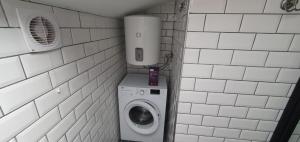 a laundry room with a washing machine and a washer at Apartament La Sika in Orşova