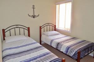 two beds sitting next to each other in a bedroom at Village Centre 3 South West Rocks in South West Rocks