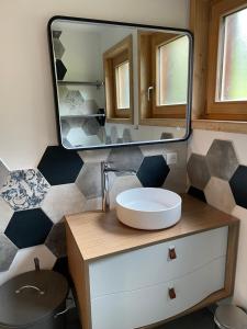 a bathroom with a sink and a mirror at Charmant appartement 3 pièces - 6 personnes in Châtel
