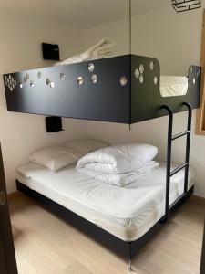 Posteľ alebo postele v izbe v ubytovaní Chatel - appartement 3 pièces rénové - 6 personnes - proche centre - ménage inclus