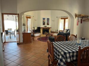 een woonkamer met een tafel en een woonkamer met een bank bij El Valle Verde in Monte Pego