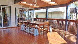 En balkon eller terrasse på Mistys Beachside Cottage - Bring your own linen. + 9 billeder