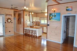 Køkken eller tekøkken på Mistys Beachside Cottage - Bring your own linen.