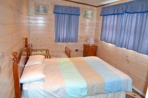 En eller flere senge i et værelse på Mistys Beachside Cottage - Bring your own linen.