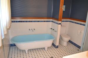 Et badeværelse på Mistys Beachside Cottage - Bring your own linen.